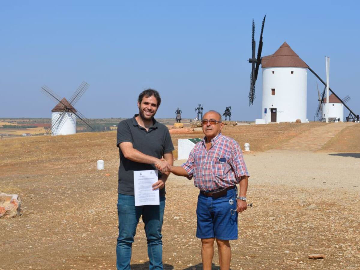 El Ayuntamiento de Mota del Cuervo firma el convenio de colaboración con la Asociación de Amigos de los Molinos