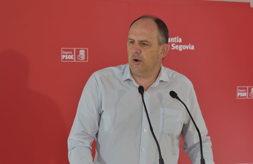 El secretario provincial socialista José Luis Aceves  en la sede de su partido en la capital segoviana