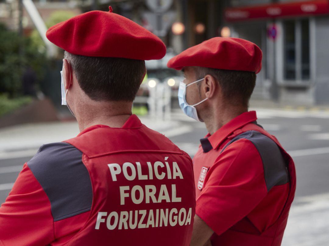 Dos agentes de la Policía Foral