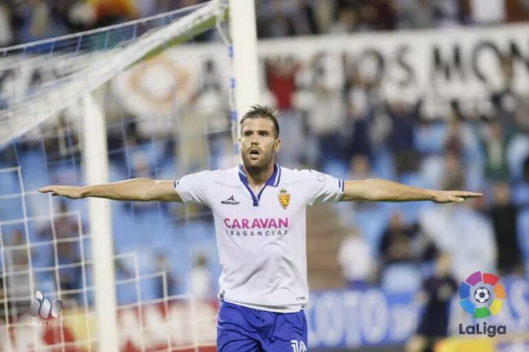 Alfredo Ortuño celebra su primer tanto como futbolista del Real Zaragoza en partido oficial