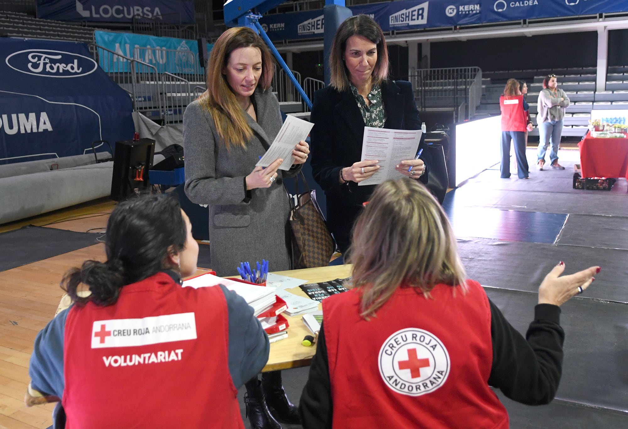 La ministra de salut, Helena Mas, i la secretària d'Estat de Salut, Cristina Pérez, han participat en la jornada de donació de sang coorganitzada per la Creu roja i el BC Andorra