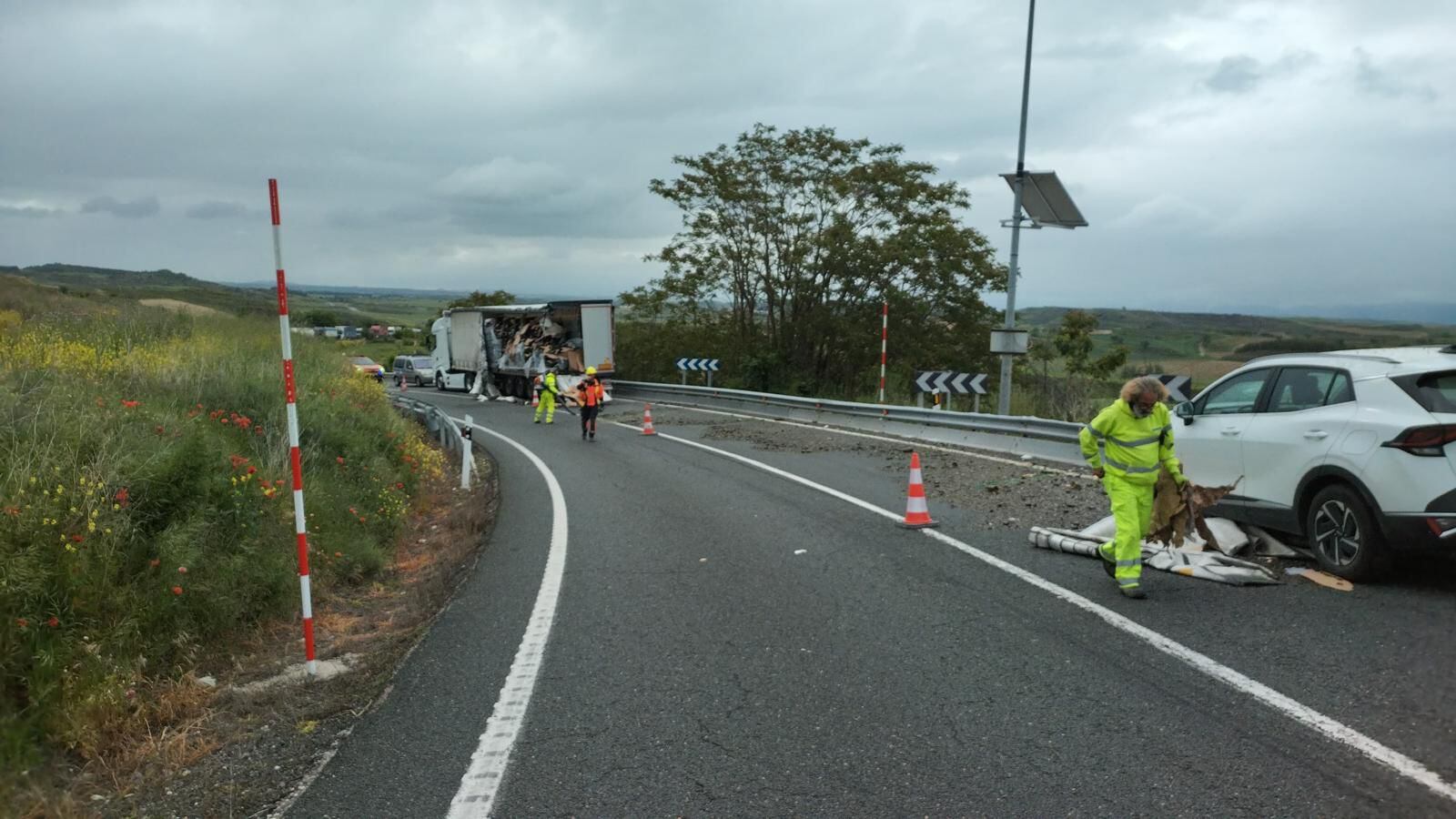 Dos heridos leves en la colisión frontal de dos camiones en la N-232 en Fonzaleche