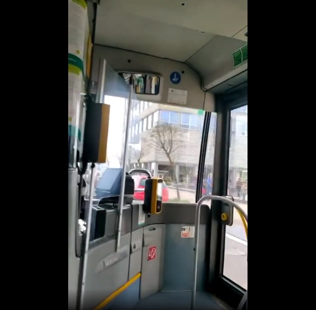 Extracto del vídeo donde se escucha al conductor increpar a dos pasajeras.