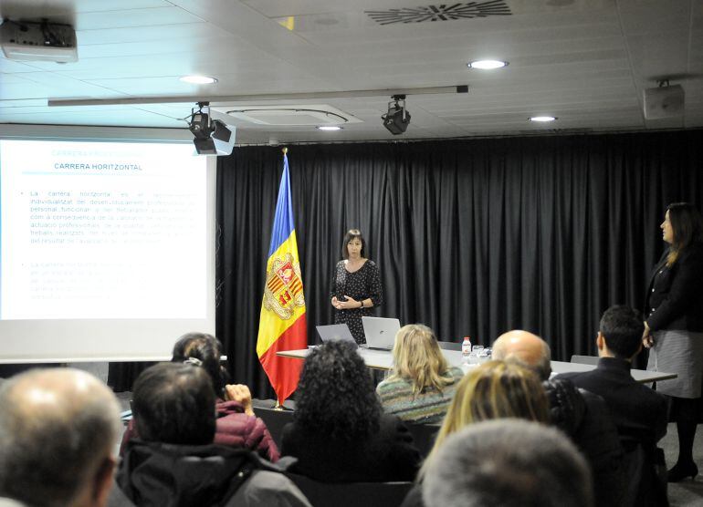 La ministra Eva Descarrega presentant la llei de reforma de la Funció Pública als treballadors de l'administració.