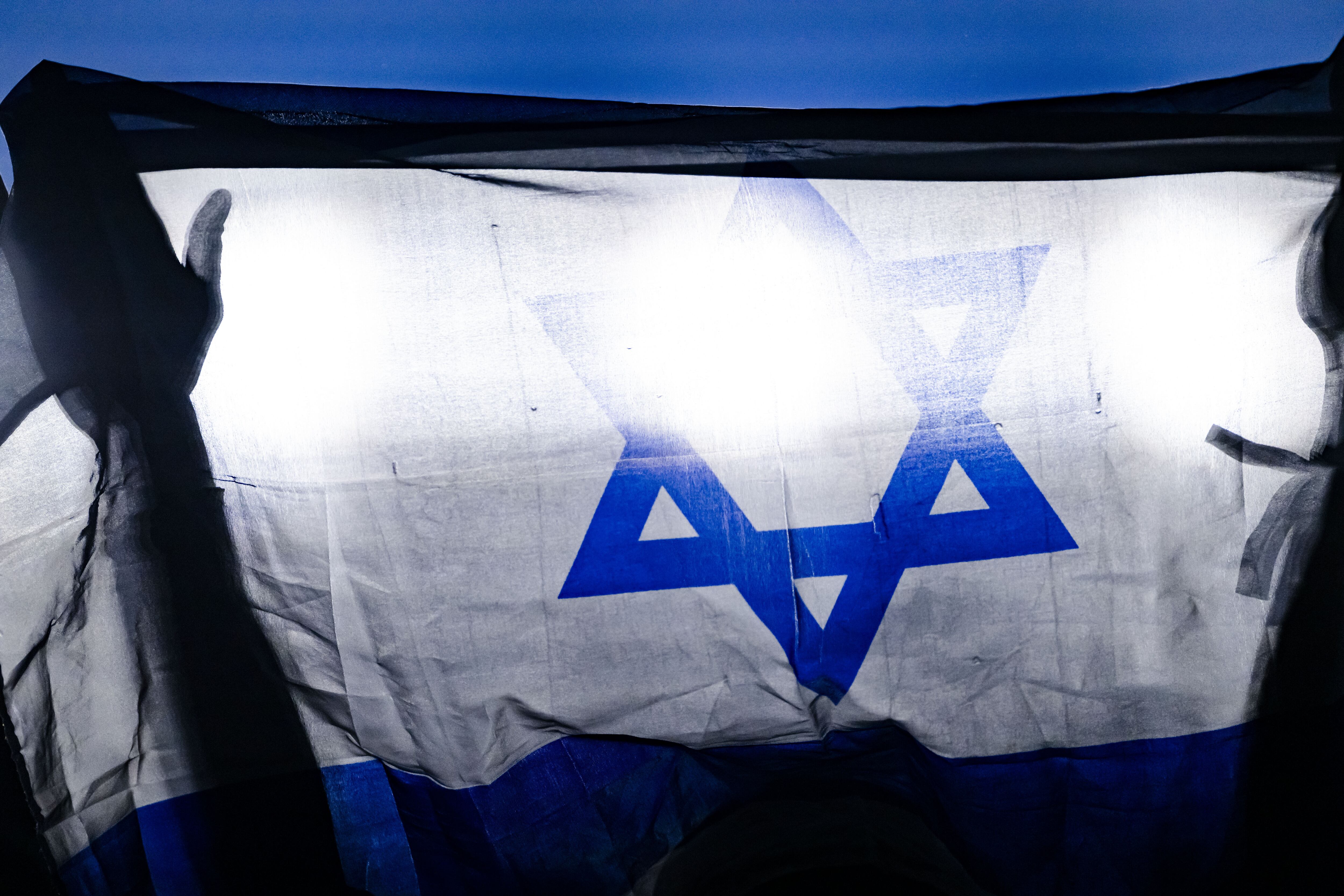 Una bandera de Israel ondea durante Eurovisión 2025.