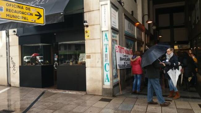 Los trabajadores de La Auxiliar de Recaudación el primer día de huelga, a la entrada del pasadizo en el que se encuentra la oficina de Recaudación municipal de Oviedo.
