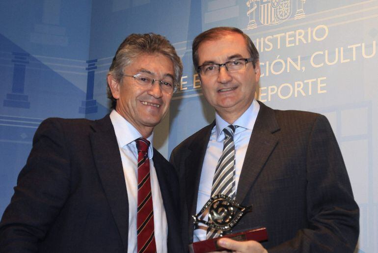 El director general de Telemadrid, Ángel Martín Vizcaíno (d), recibe uno de los Premios Talento 2014