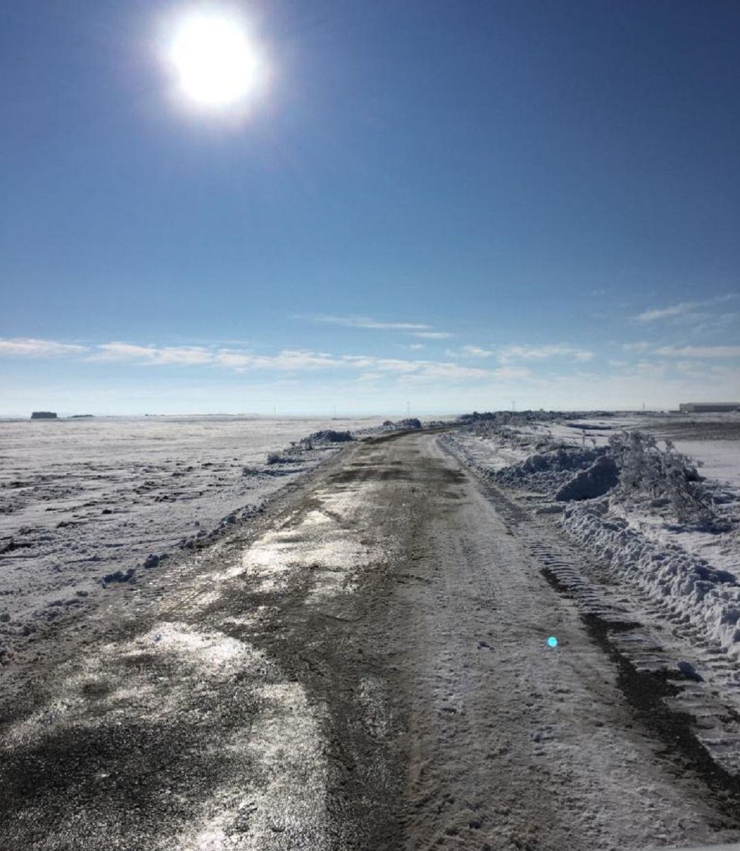 Continúa cortada por el hielo la carretera entre Navares de las Cuevas y Aldeanueva de la Serrezuela
