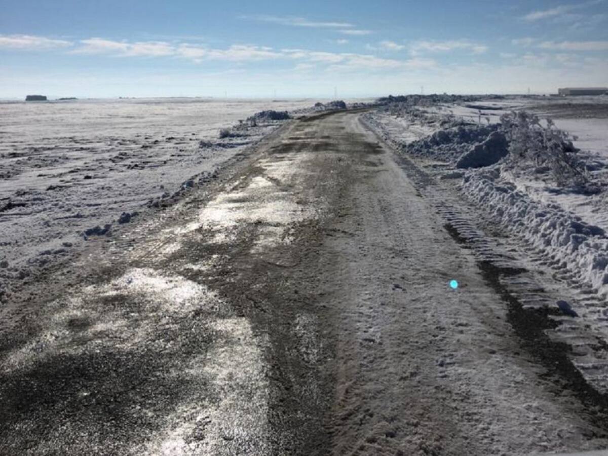 Continúa cortada por el hielo la carretera entre Navares de las Cuevas y Aldeanueva de la Serrezuela