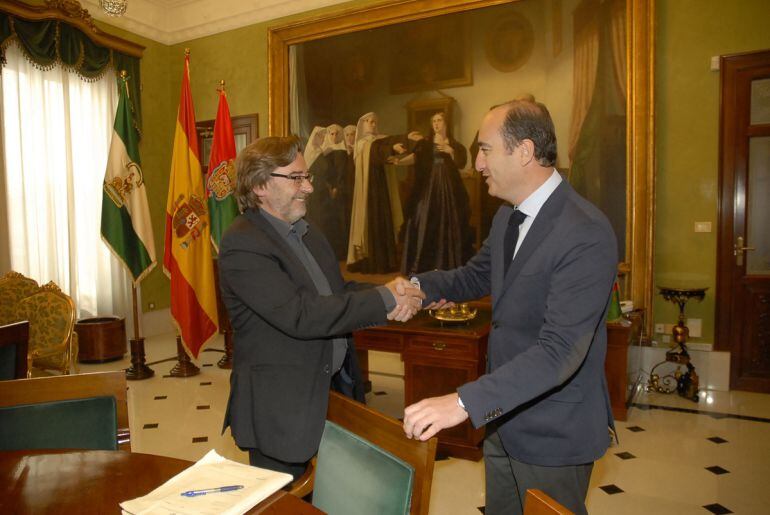 Traspaso simbólico de poder en el Ayuntamiento de Granada entre el portavoz del gobierno del PSOE, Baldomero Oliver, y su antecesor, el popular Juan García Montero