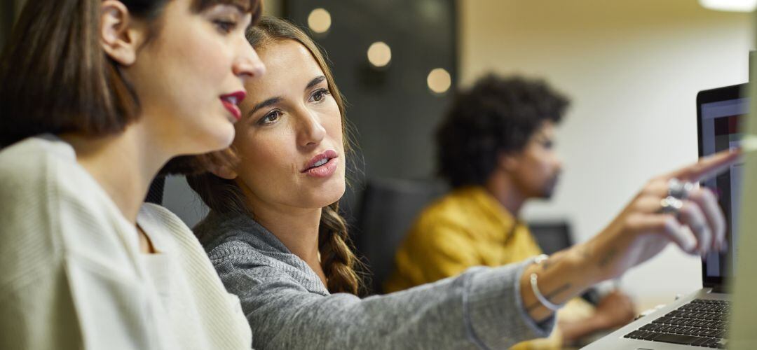 Dos trabajadoras en su empleo