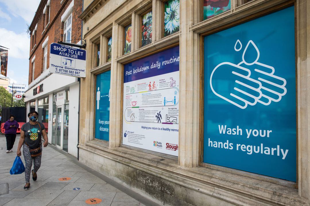 Avisos en las calles de Reino Unido de respetar las medidas sanitarias.