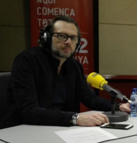 El periodista y director, Denis Delestrac, autor del documental &#039;Freightened: el precio real del transporte marítimo&#039;, en &#039;Hoy por hoy&#039; con Gemma Nierga.