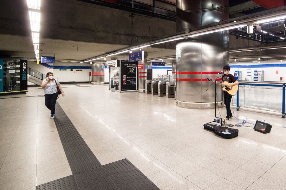 Un músico toca la guitarra en una estación del Metro de Madrid durante el día 74 del estado de alarma decretado por el coronavirus.