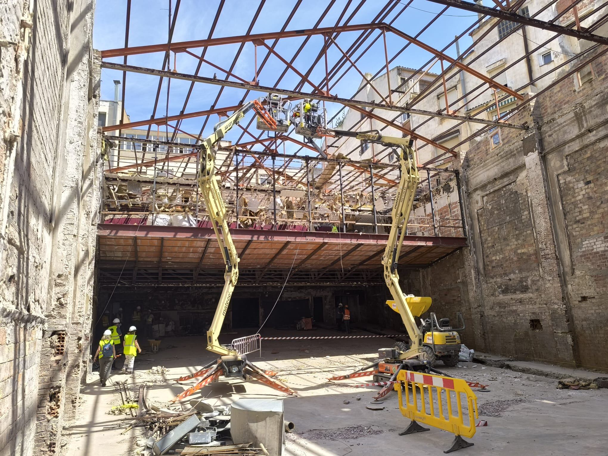 Trabajos para retirar la techumbre. Foto: Ayuntamiento de Fraga