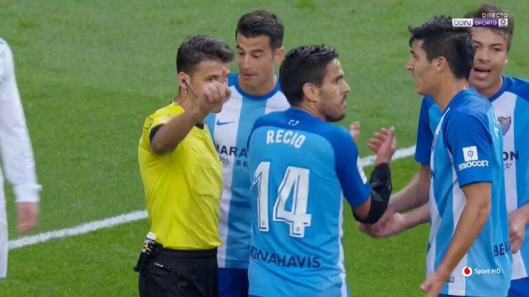 Gil Manzano con los jugadores del Málaga.