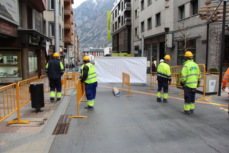 Operaris a l'avinguda Carlemany aquest dilluns al matí.