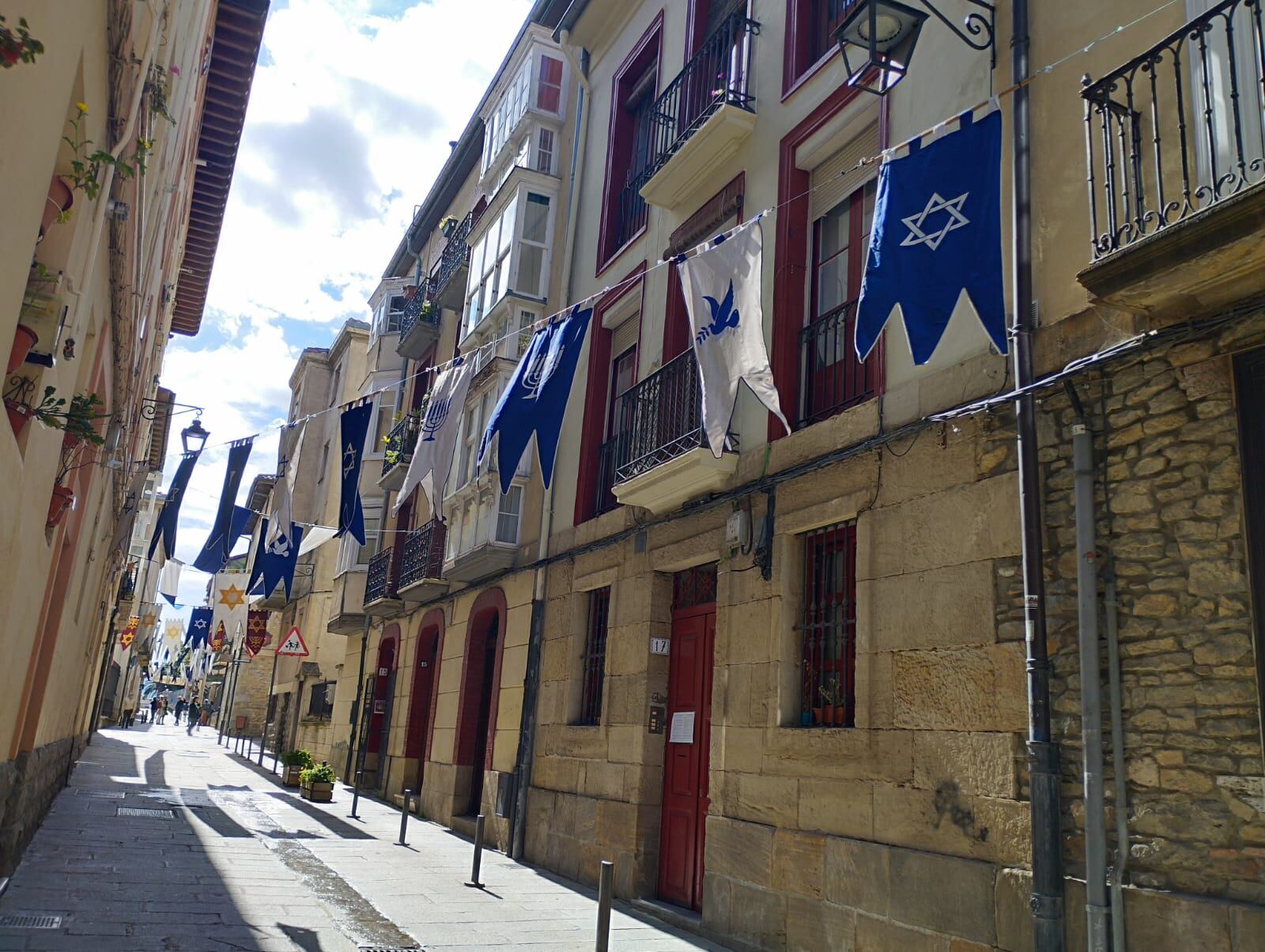 Estandartes con símbolos asociados a Israel junto a la paloma de la paz.