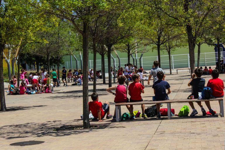 Niños esperan en la Zona Expo de Zaragoza