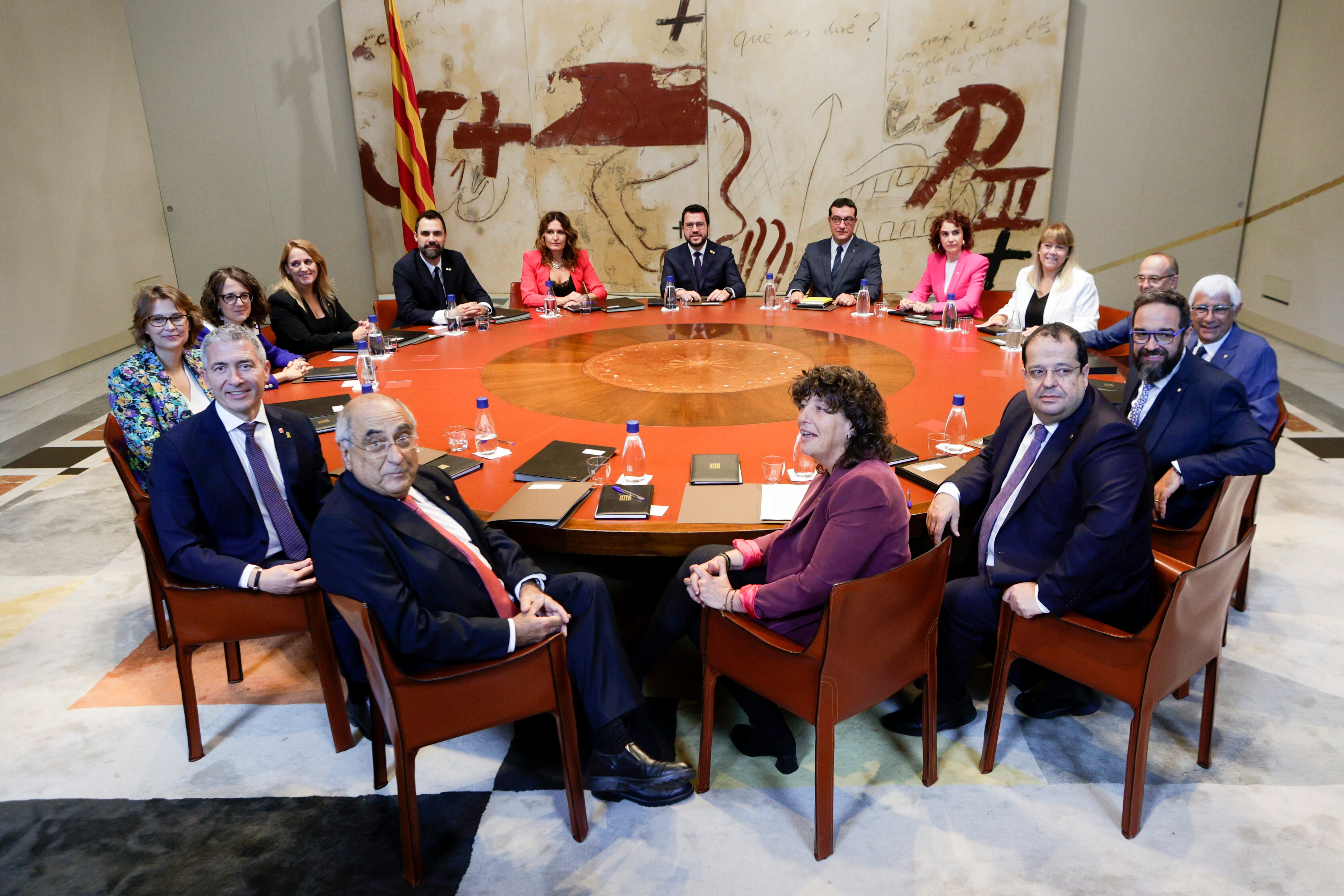 El nou govern de la Generalitat durant la seva primera reunió