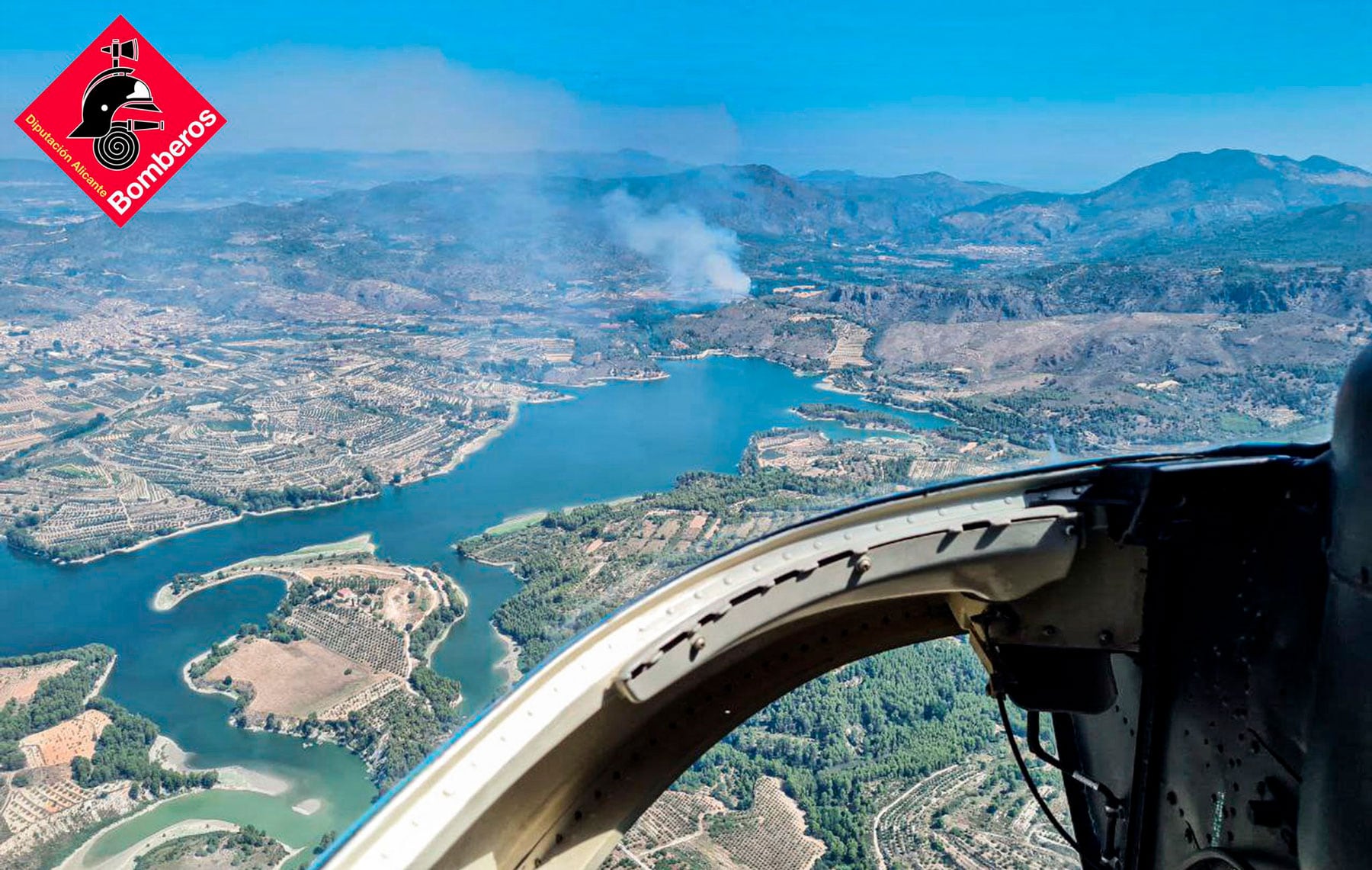 Vista del humo del incendio de Beniarrés desde el aire