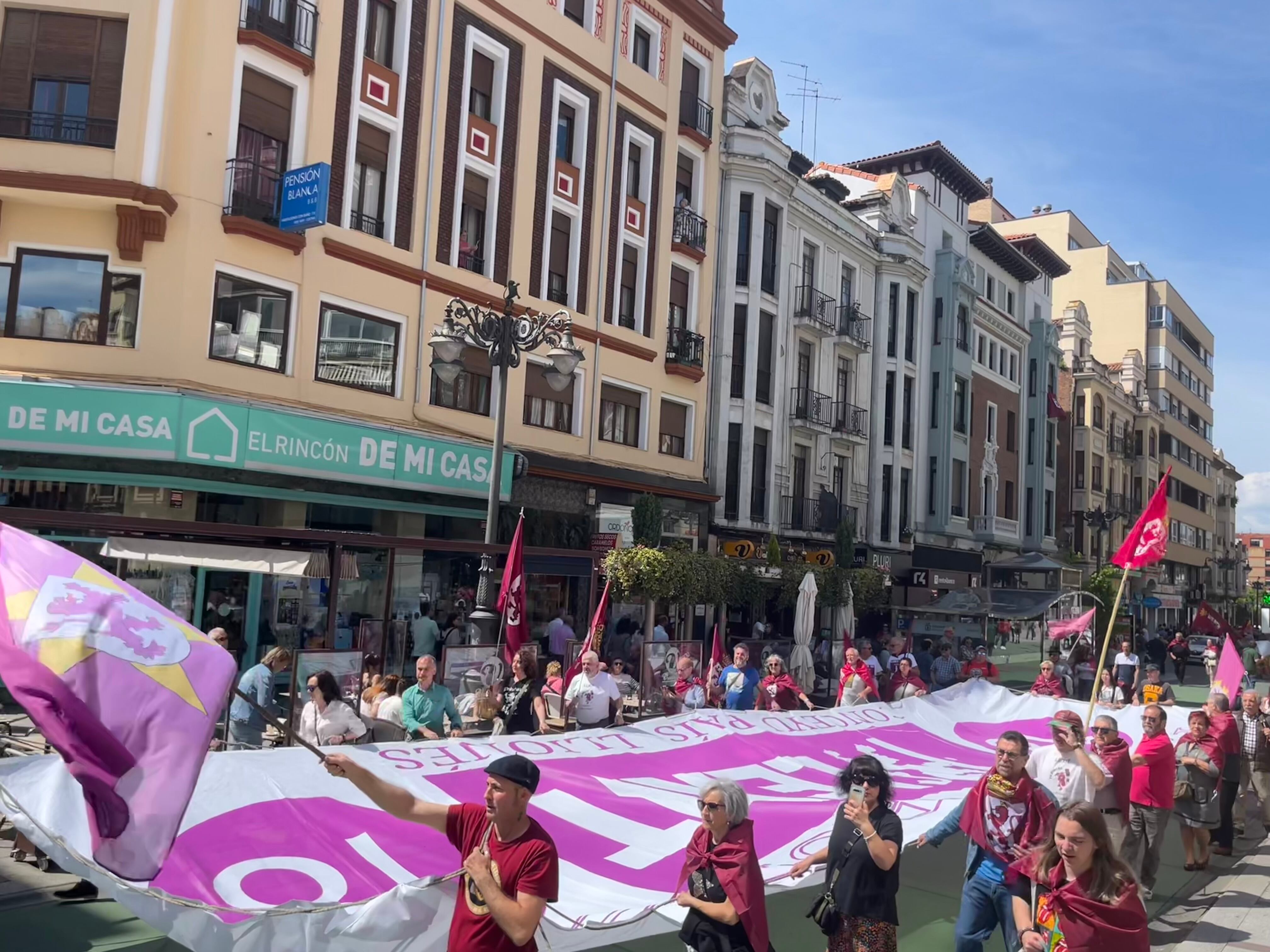 La pancarta del Lexit presidió la marcha 'Caminu la Llibertá' en León
