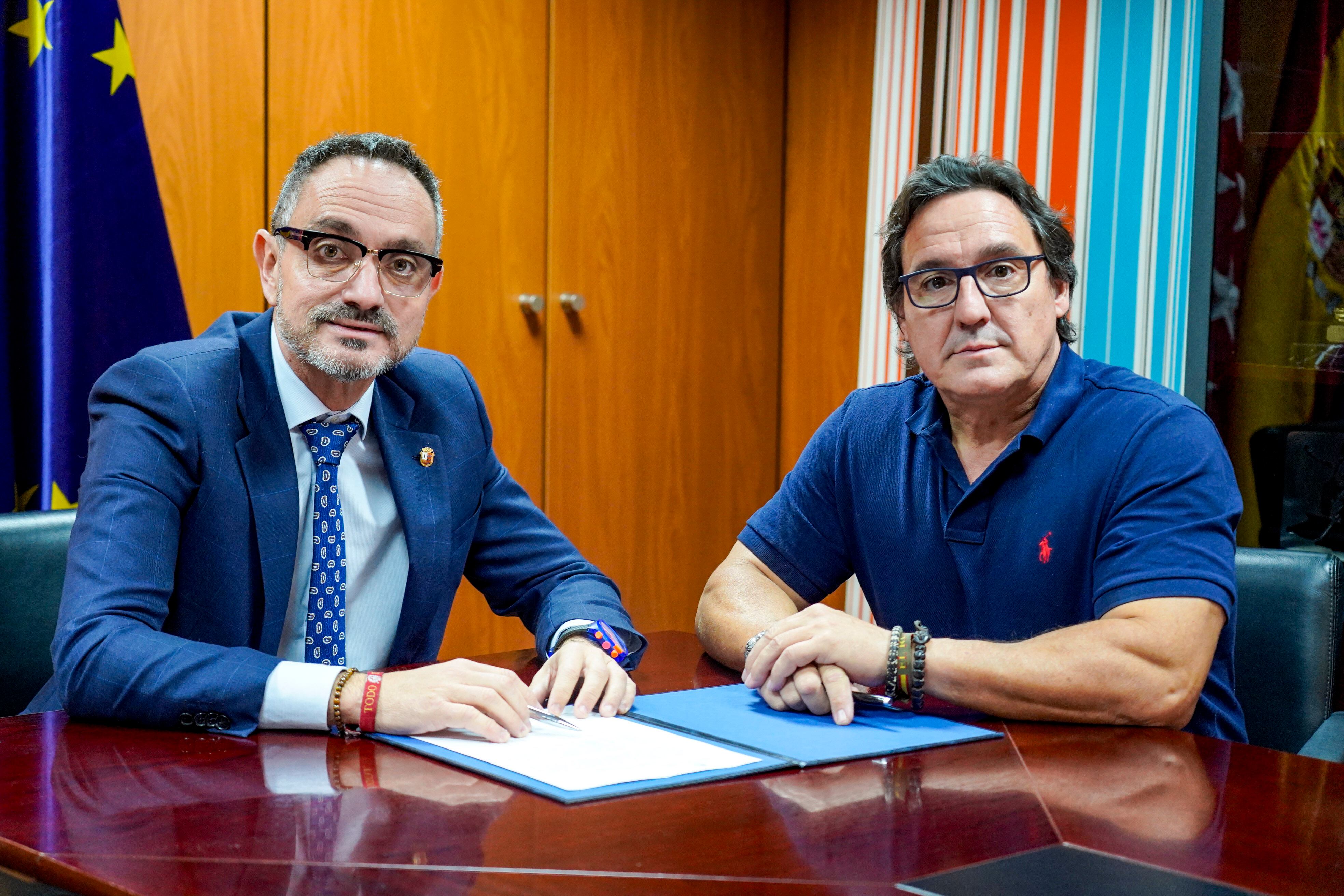 El alcalde de Móstoles, Manuel Bautista junto al nuevo jefe de Emergencias y Protección Civil del Ayuntamiento de Móstoles, Raúl Esteban