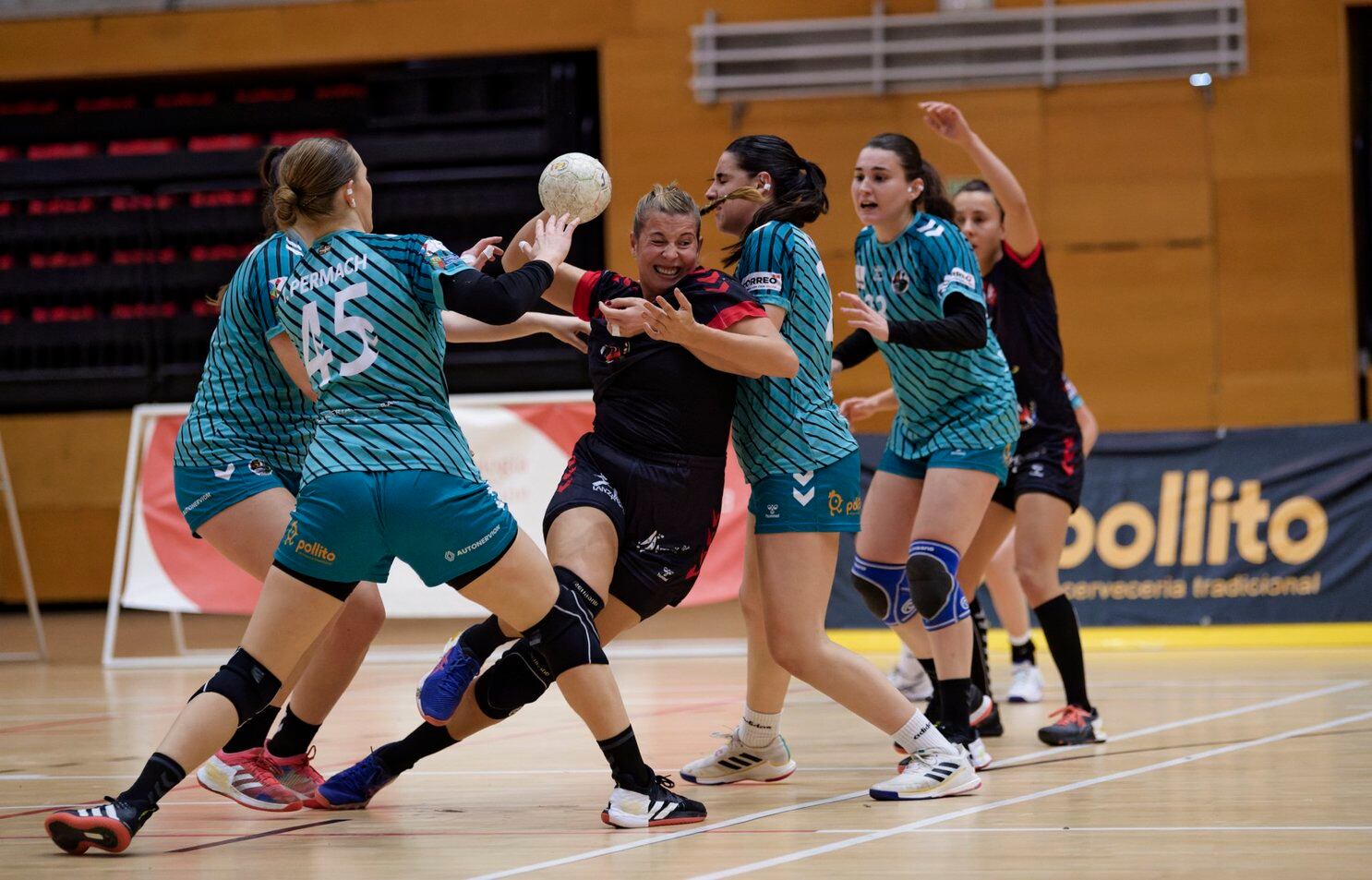 Jugadoras del Zuazo frenando un ataque del CICAR Lanzarote Ciudad de Arrecife.