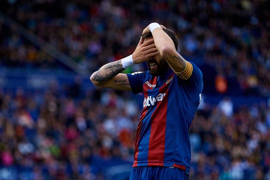 Morales se lamenta durante el empate frente al Huesca