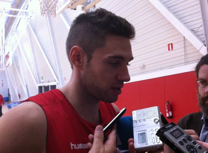 Causeur atendiendo a los medios de comunicación vitorianos.