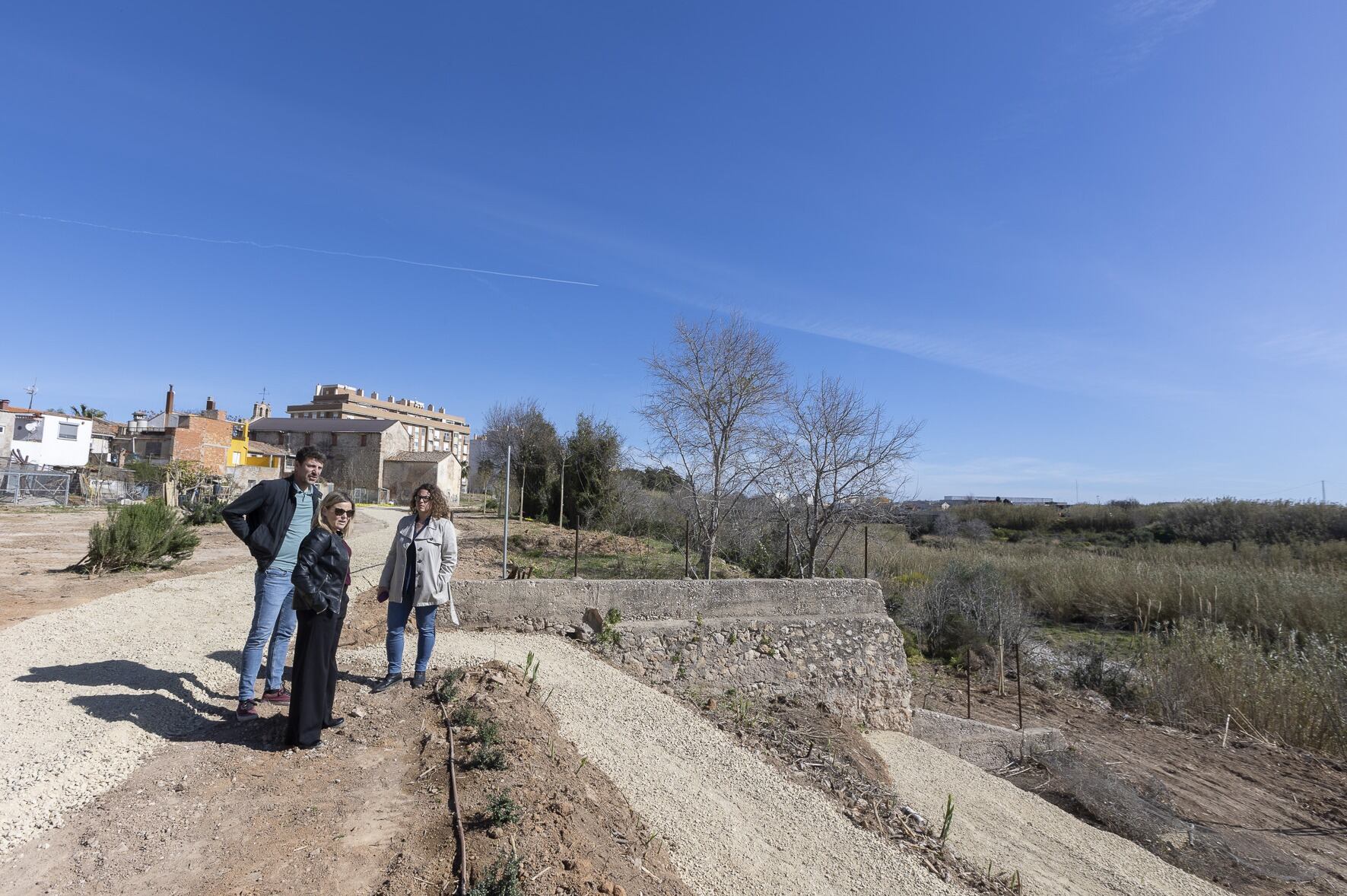 La concejala Alícia Izquierdo y técnicos municipales durante la visita a las obras de ampliación de la Anella Verda.