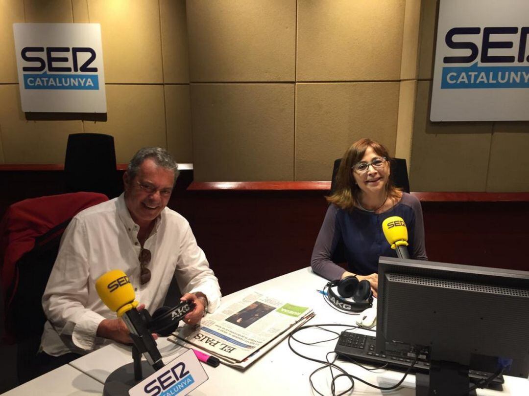 El doblador Manolo García amb Rosa Badia, als estudis de Ràdio Barcelona.