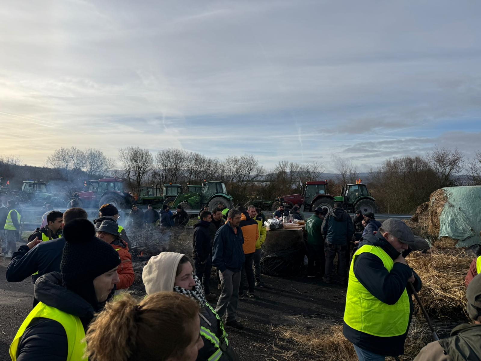 Agricultores y ganaderos cortando la circulación en la  A-52 a su paso por Xinzo de Limia. (Noelia Caseiro, Diario do Támega, cedida)