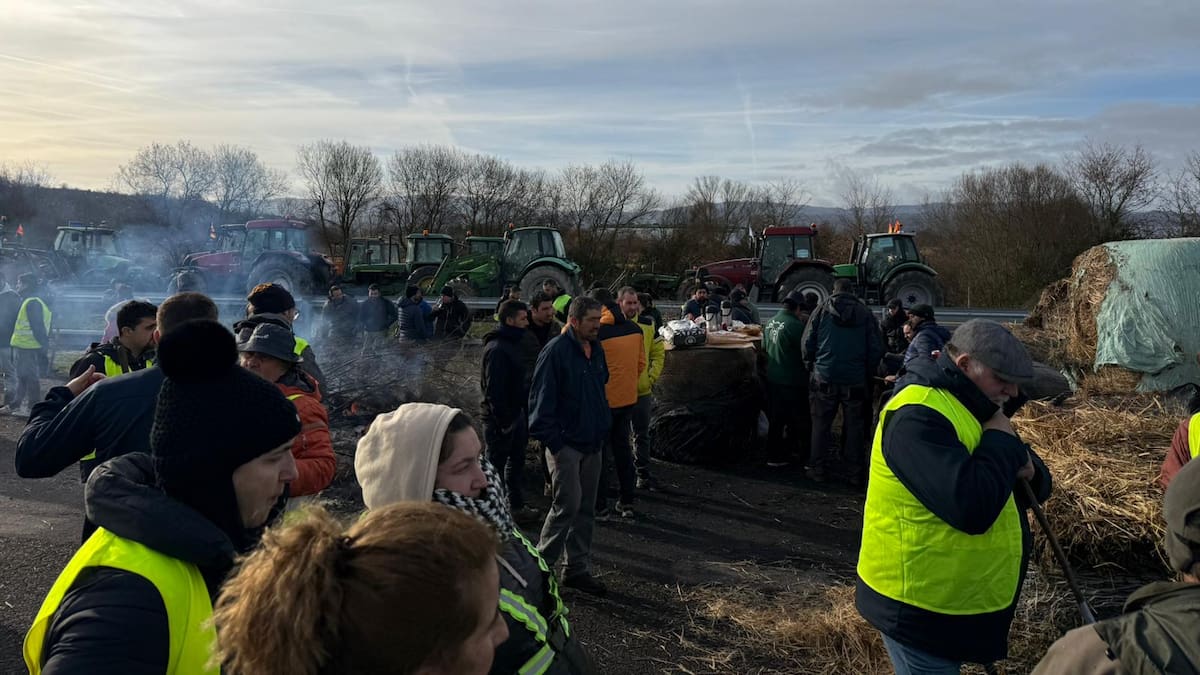 Tractoristas cortan la A-52 a su paso por Xinzo de Limia en protesta por el acuerdo de Mercosur