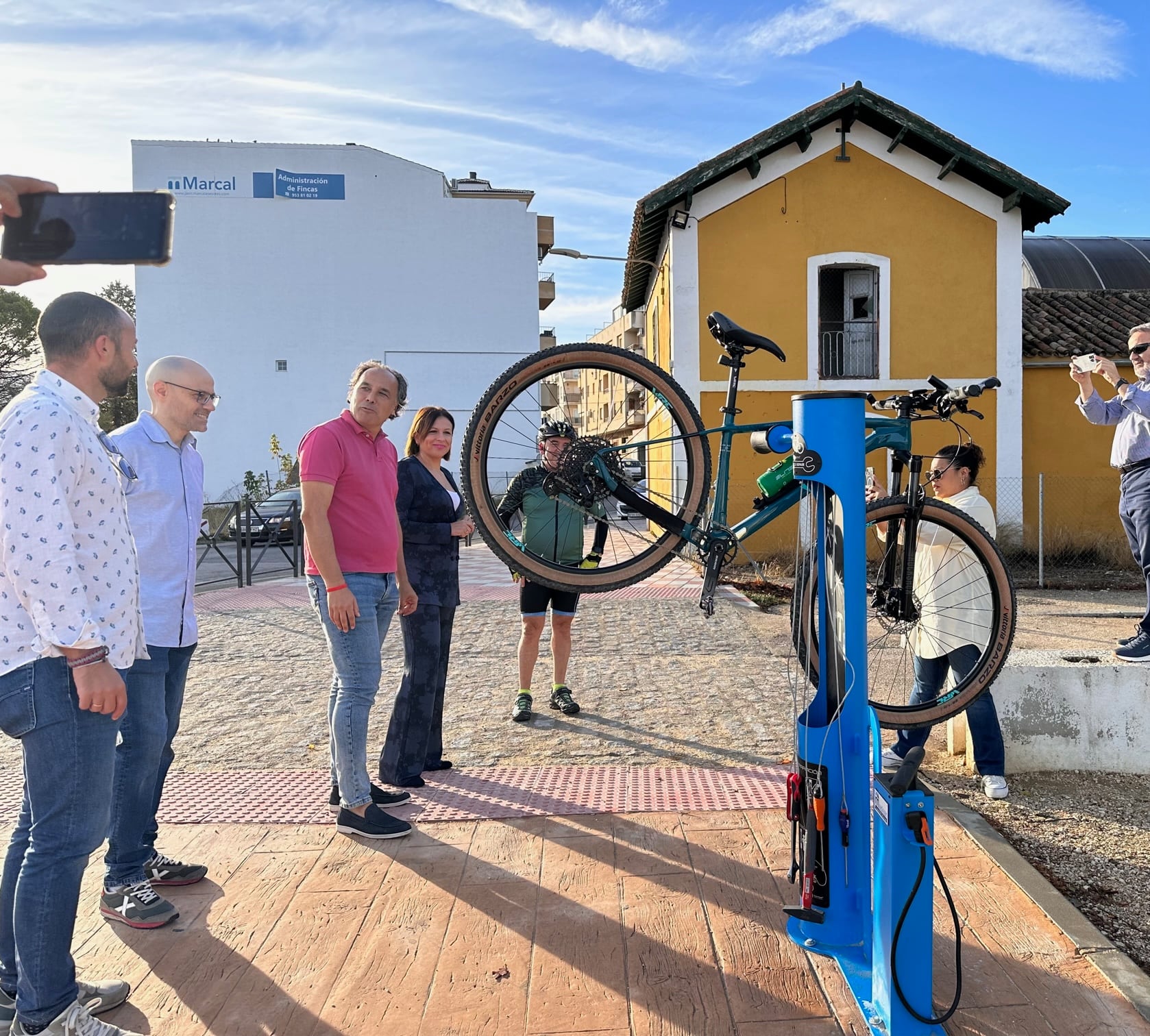 Estación para reparar bicicletas instalada en la Vía Verde bajo la mirada del alcalde de Torredelcampo, Javier Chica, y la diputada de Medio Ambiente, Isabel Uceda.