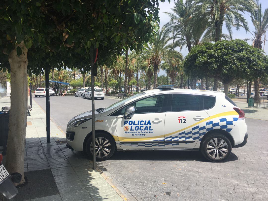 Imagen de un coche de la Policía Local de Sant Antoni.