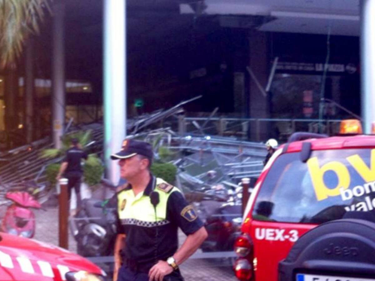 Varios heridos al caer un falso techo de un centro comercial de Valencia