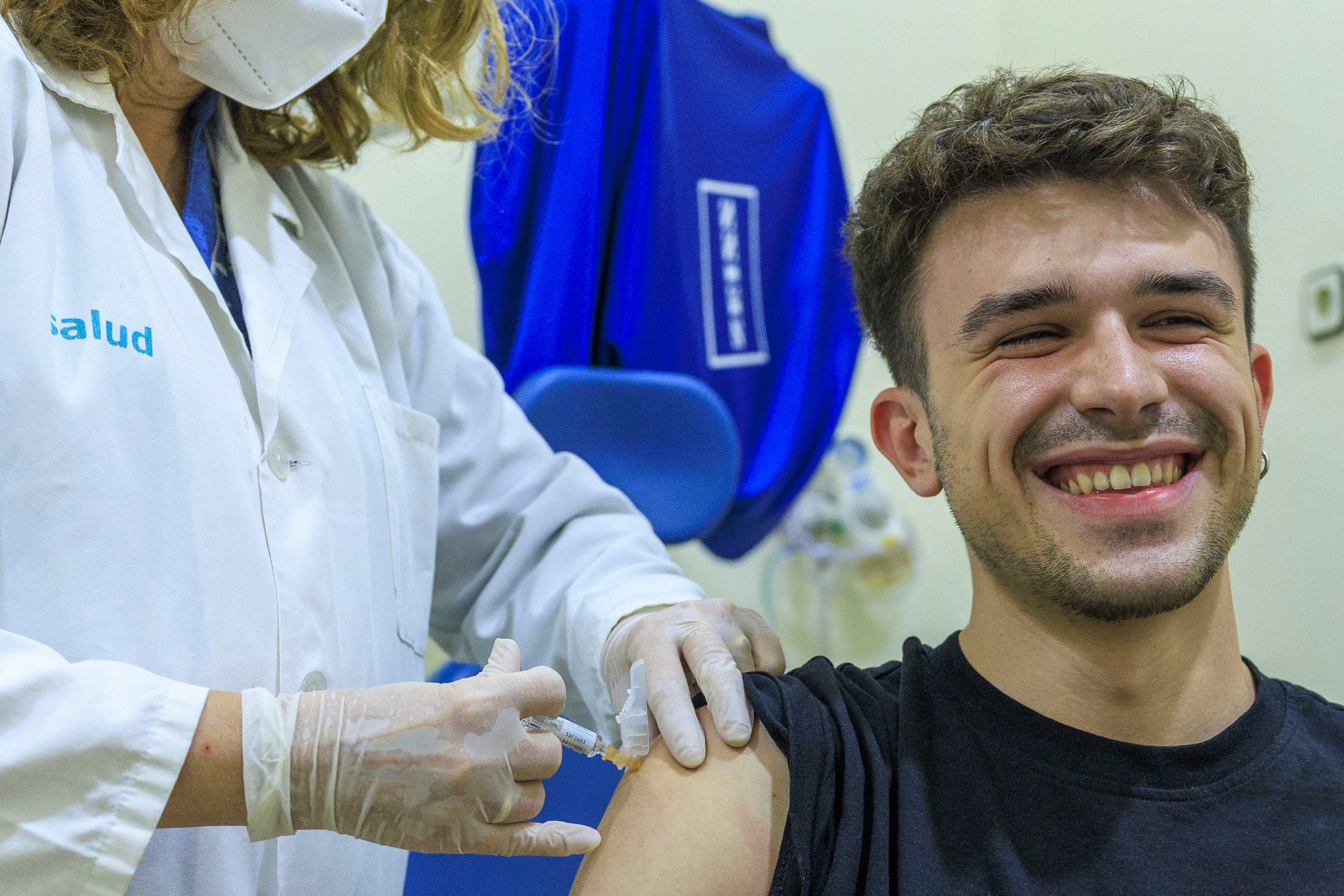 ZARAGOZA, 18/12/2025.- Vista de las vacunaciones contra la gripe sin necesidad de pedir cita previa, este jueves en el Hospital Nuestra Señora de Gracia de Zaragoza.- EFE/Javier Cebollada