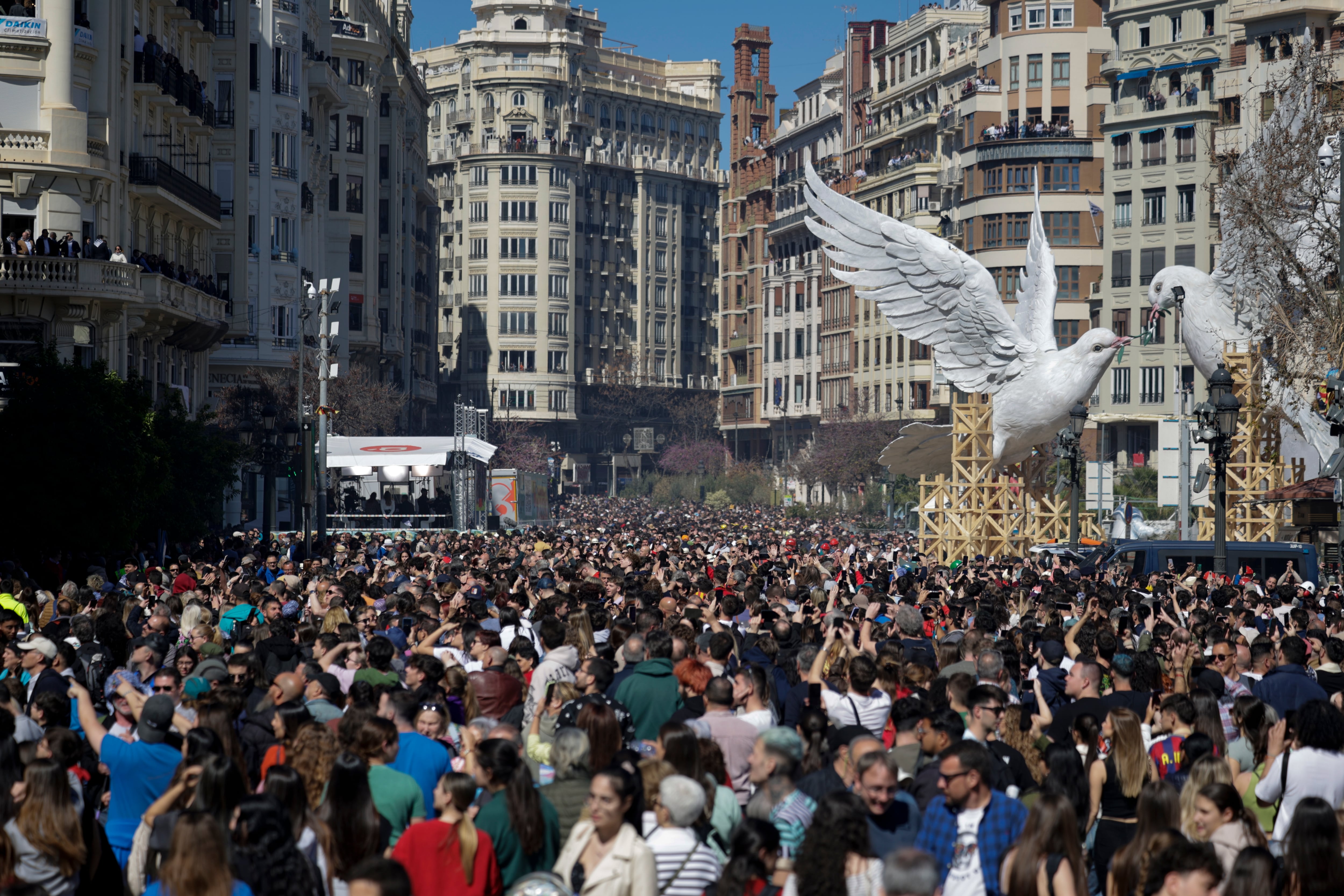 Una multituda invade la plaza del ayuntamiento tras el disparo de la mascletá realizado este martes a falta de una semana para que los monumentos falleros sean pasto del fuego como colofón a la fiesta de las Fallas 2024