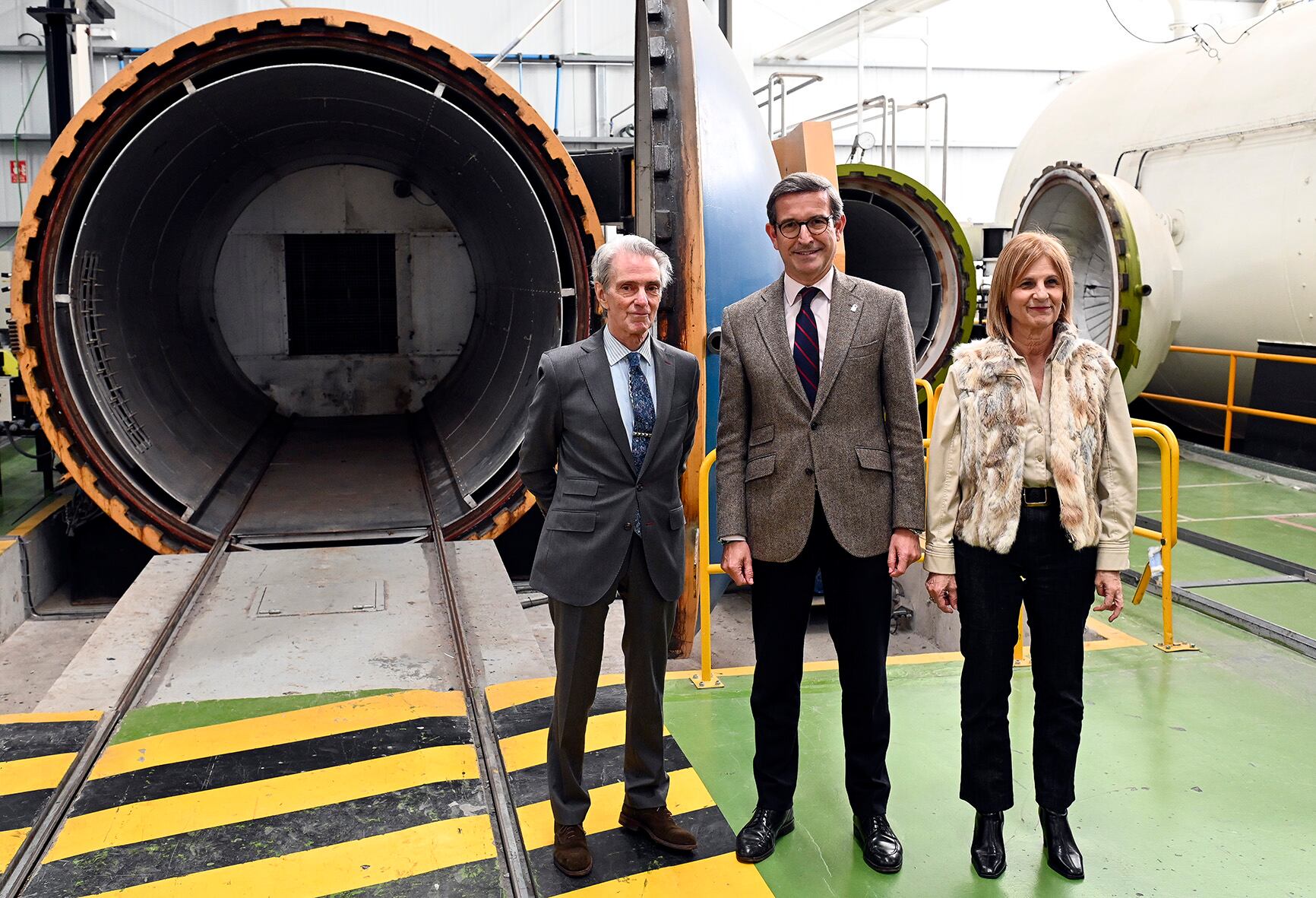 El consejero de Industria durante la visita a la empresa Airtificial Aerospace Defense con sede en Jerez