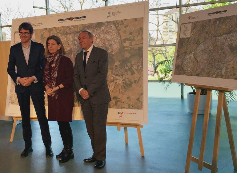 El alcalde, Gorka Urtaran, la consejera, Ana Oregi y el diputado general, Ramiro González. 