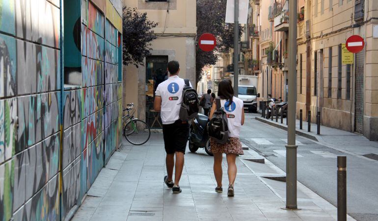 Dos "visualitzadors" en busca d'apartaments turístics il·legals.