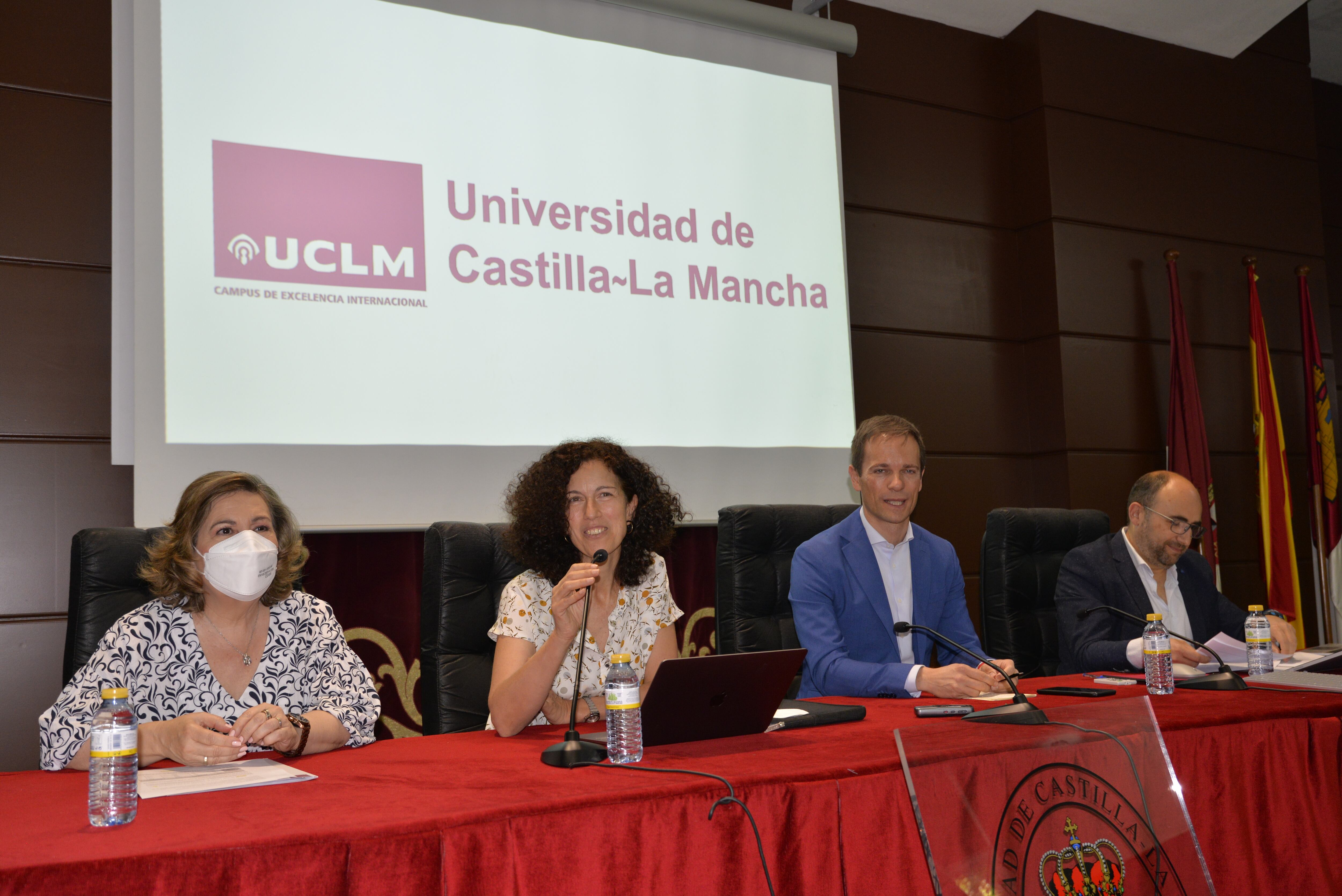 Los datos de la EvAU los han dado a conocer la vicerrectora de Estudiantes, Ángeles Carrasco, el director general de Universidades, Investigación e Innovación de la Junta, Ricardo Cuevas; la presidenta del Tribunal Único de la EvAU, Rocío Gómez; y el coordinador técnico de las pruebas, Jesús Manuel Molero.