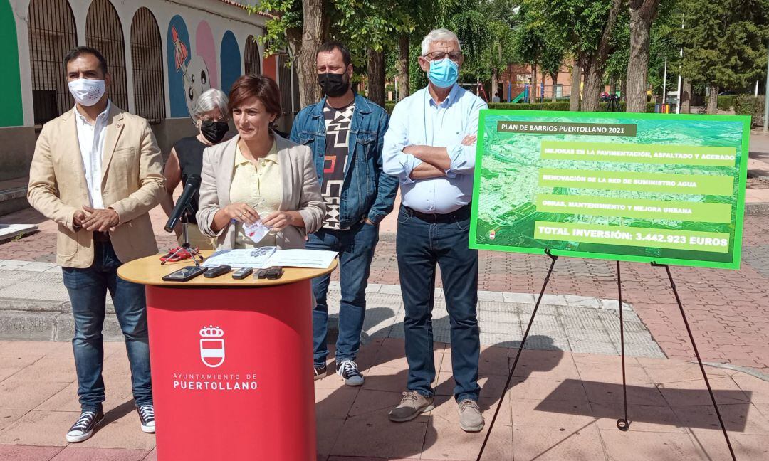 Isabel Rodríguez presenta el Plan de Barrios de Puertollano acompañada por varios concejales del equipo de gobierno y la representantes de la Asociación de Vecinos Libertad