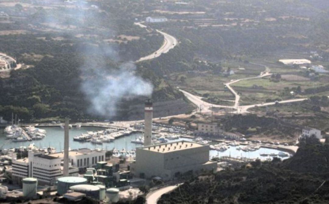 La central térmica es un punto de contaminación atmosférica muy importante en la Isla.