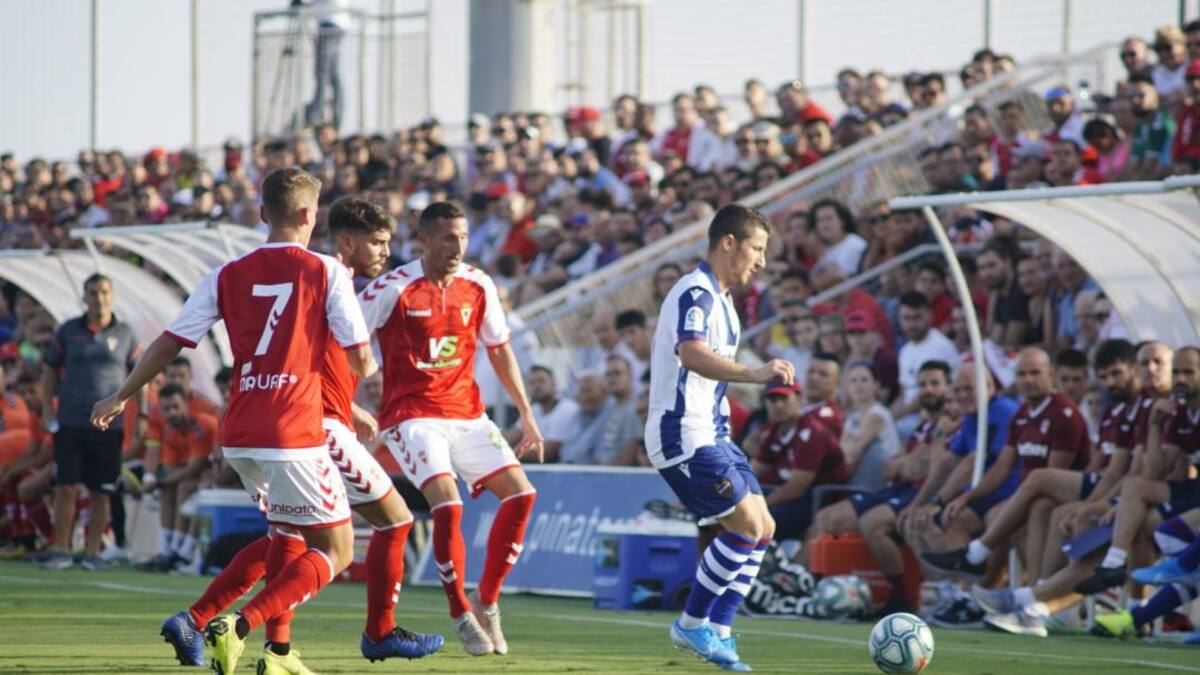 El Real Murcia pierde ante el Levante pero se gana a la grada
