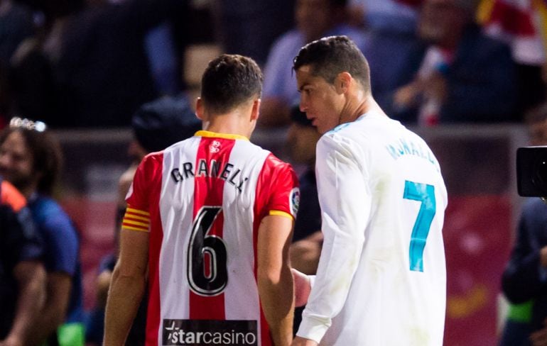 Cristiano Ronaldo y Alex Granell charlan al término del partido