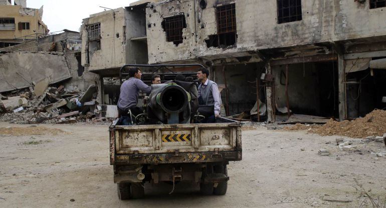 Rebel fighters from the Free Syrian Army&#039;s Al Rahman legion prepare a locally made weapon before firing towards forces loyal to Syria&#039;s President Bashar al-Assad on the frontline, in the eastern Damascus suburb of Ghouta March 12, 2015.  REUTERS/Diaa Al-D