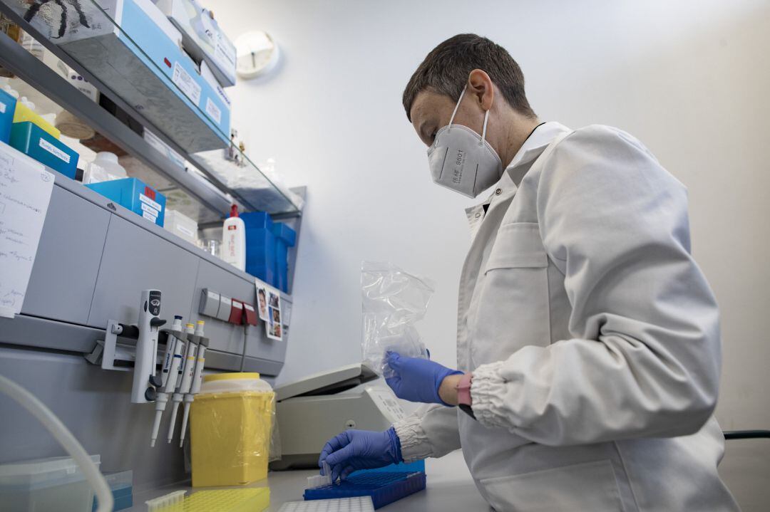 La soldado Ester Sánchez Oca trabaja en el laboratorio durante una entrevista para Europa Press, en el laboratorio de la base aérea de Torrejón de Ardoz, Madrid