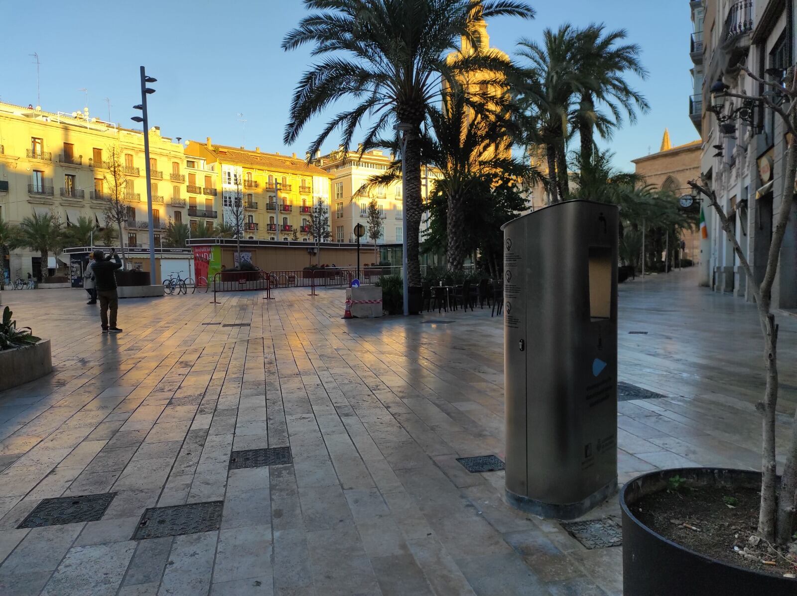 Fuente de agua refrigerada en la plaza de la Reina